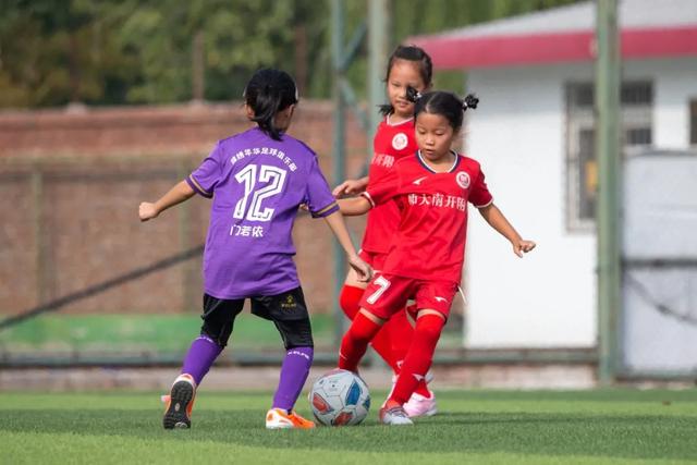 弗鲁米嫩塞以4-0战胜库里蒂巴，萨瓦里诺独中三元